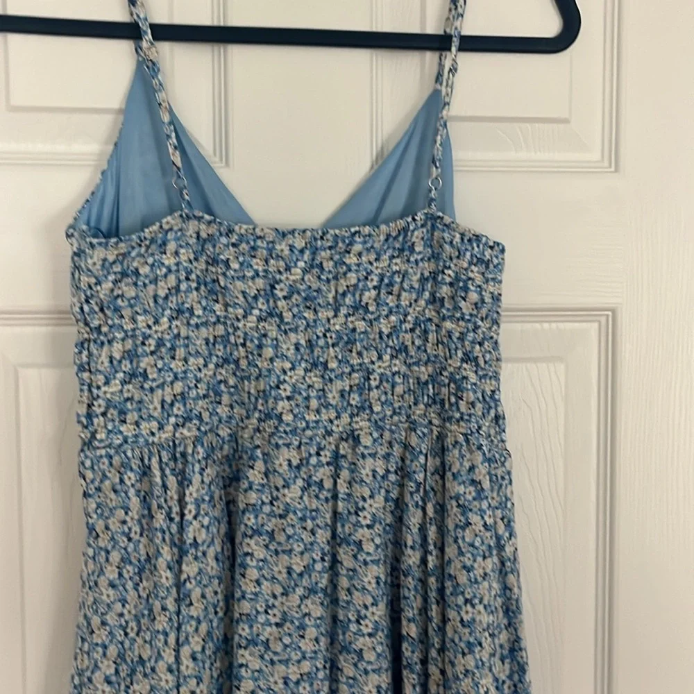 BLU PEPPER FLORAL WHITE DAISY HANDKERCHIEF DRESS /SMALL/WORN ONCE/SMOCKED TOP - Picture 6 of 9